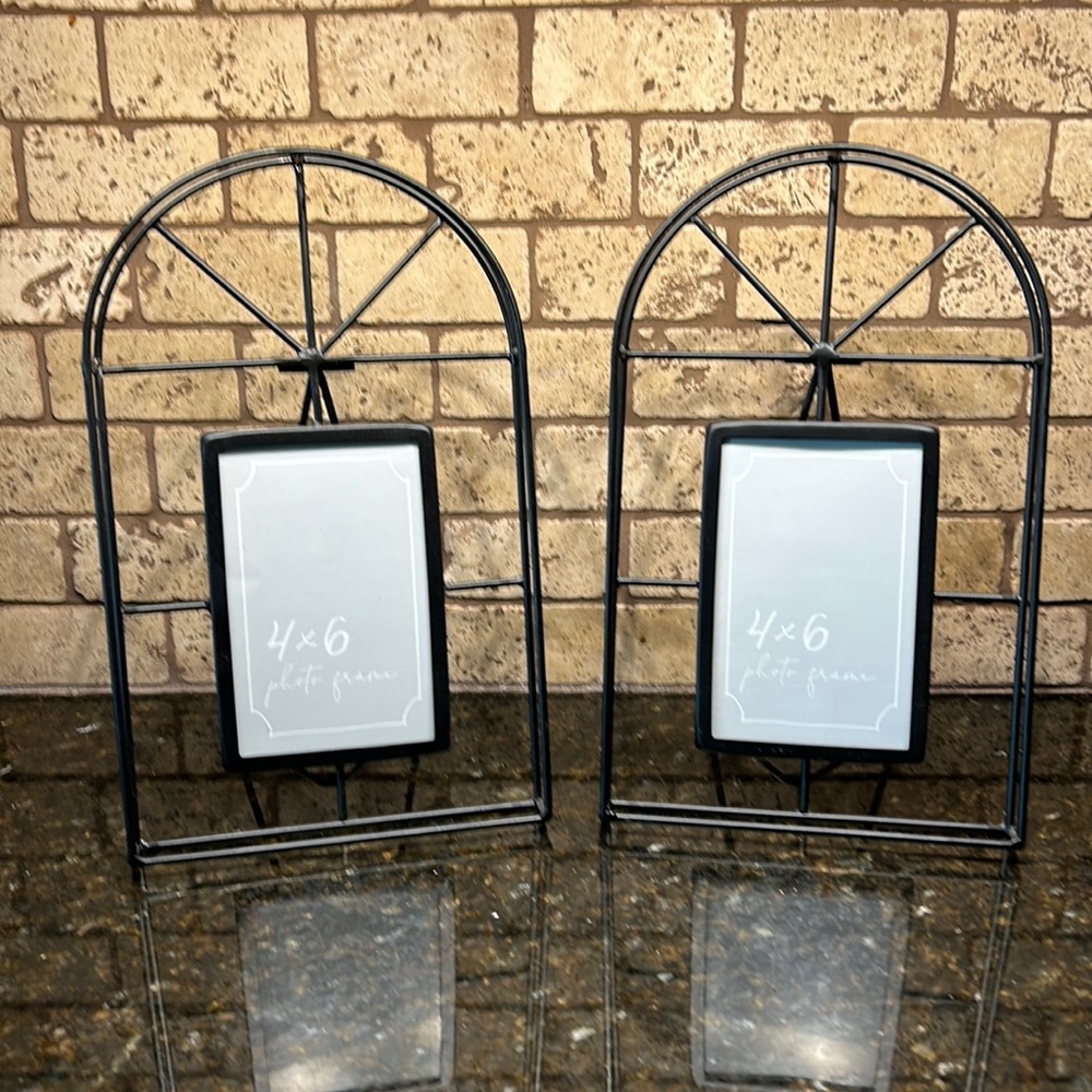 NWT set of 2 wire picture frames for table. Frame 12 x7.25”